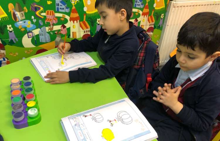 ترکیب رنگ قرمز و زرد و درست کردن رنگ نارنجی 2