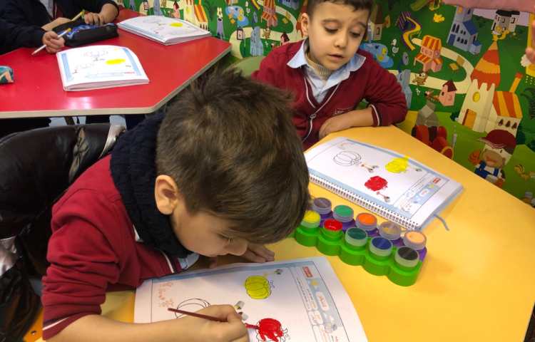 ترکیب رنگ قرمز و زرد و درست کردن رنگ نارنجی 3