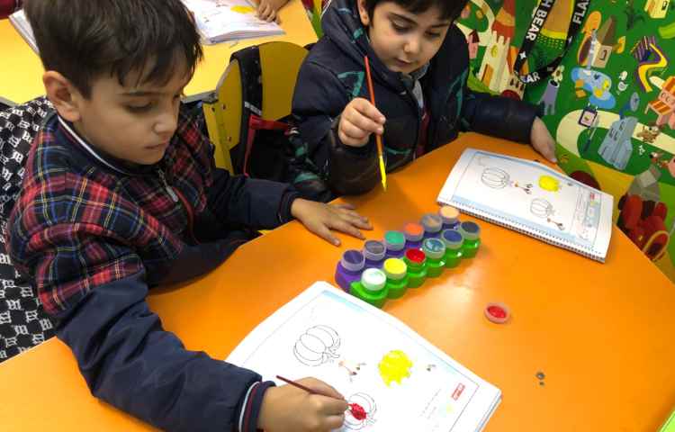 ترکیب رنگ قرمز و زرد و درست کردن رنگ نارنجی 4