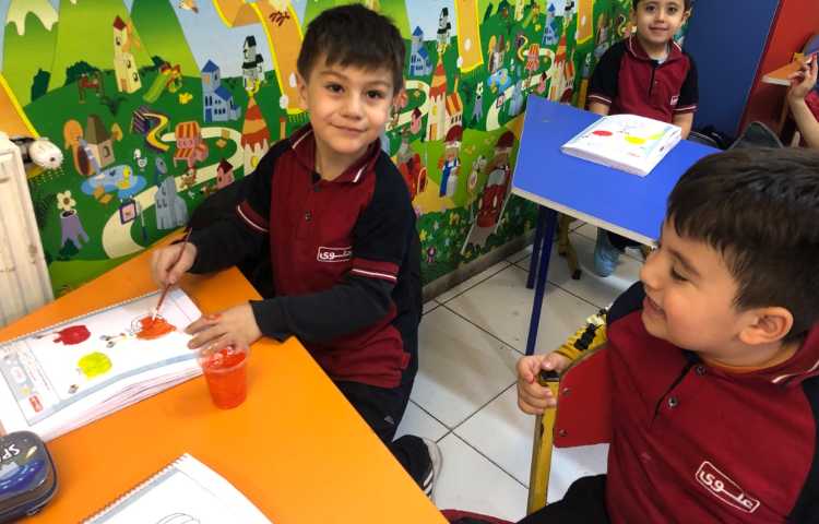 ترکیب رنگ قرمز و زرد و درست کردن رنگ نارنجی 6