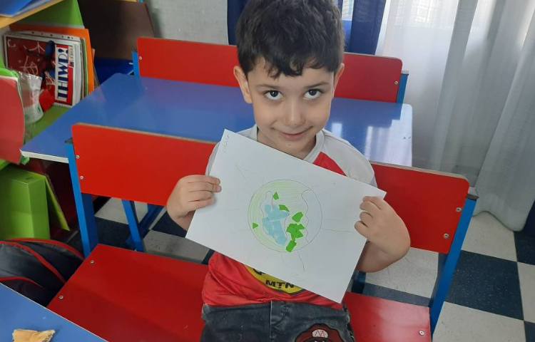 ترکیب نقاشی و کلاژ زمین پاک همراه عزیزانم 4