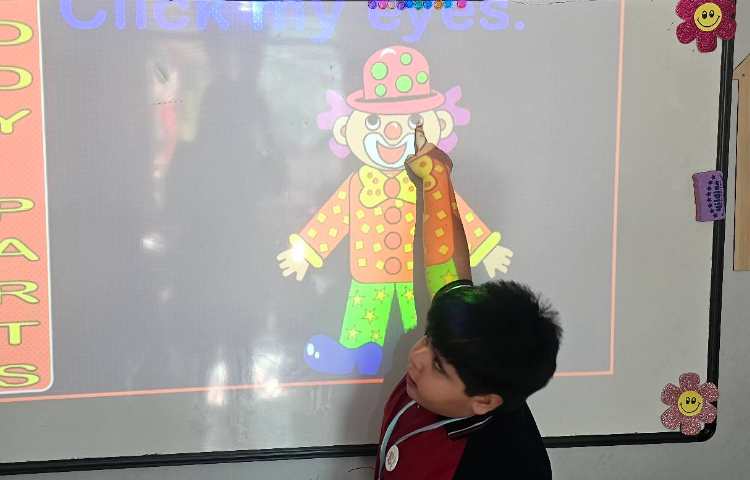 تشخیص اعضای بدن و تمرین و تکرار حروف همراه با بازی 10