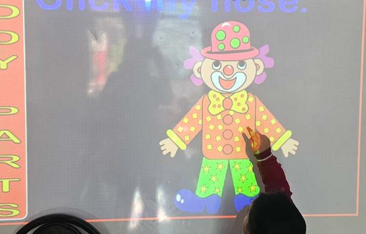 تشخیص اعضای بدن و تمرین و تکرار حروف همراه با بازی 11