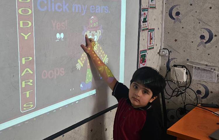 تشخیص اعضای بدن و تمرین و تکرار حروف همراه با بازی 2