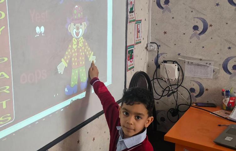 تشخیص اعضای بدن و تمرین و تکرار حروف همراه با بازی 3