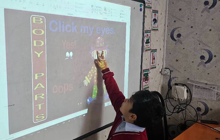 تشخیص اعضای بدن و تمرین و تکرار حروف همراه با بازی 4