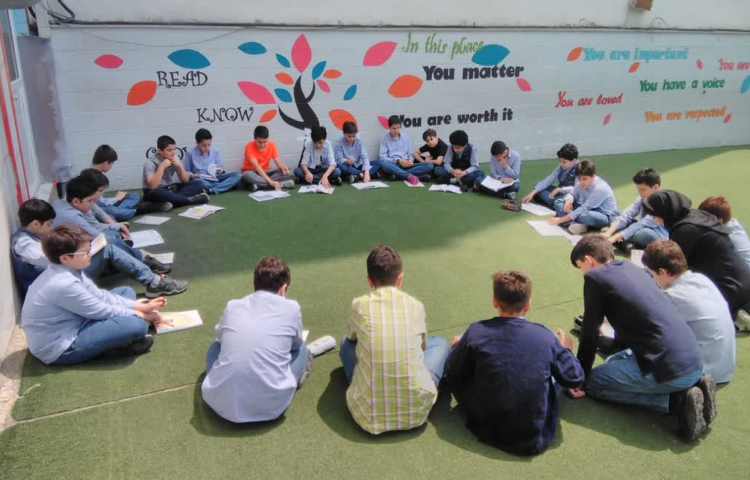 تشکیل کلاس قرآن در حیاط 1