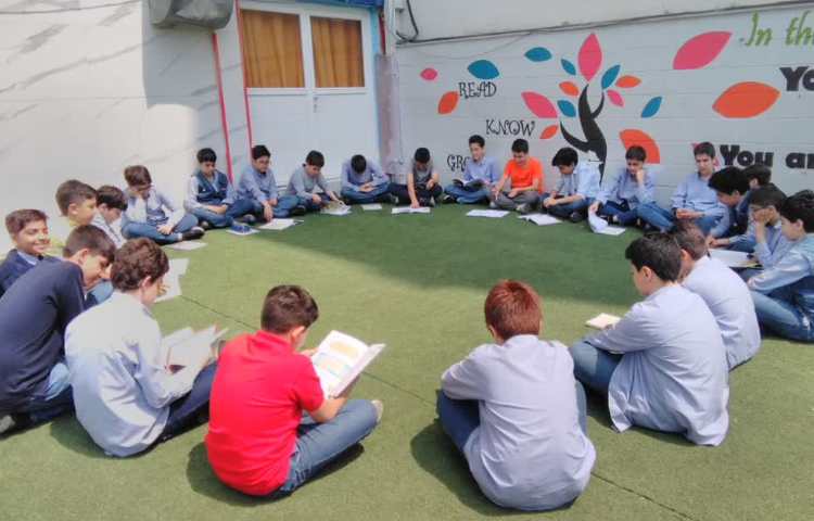 تشکیل کلاس قرآن در حیاط