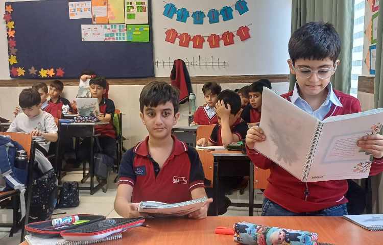 تصحبح نگارش و تمرین رو خوانی در کلاس 3