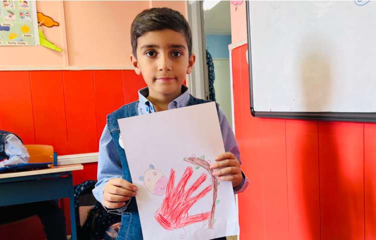 تصویرسازی میمون با انگشتان و اشکال هندسی 1