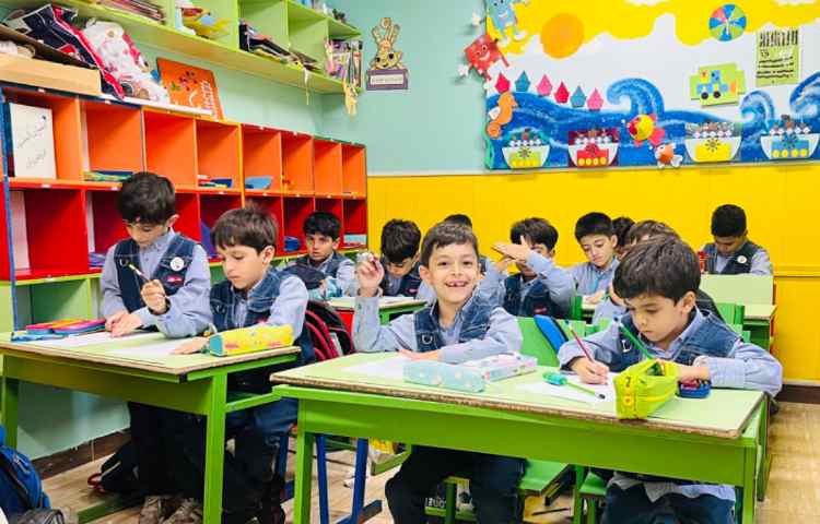 تصویرسازی میمون با انگشتان و اشکال هندسی 10