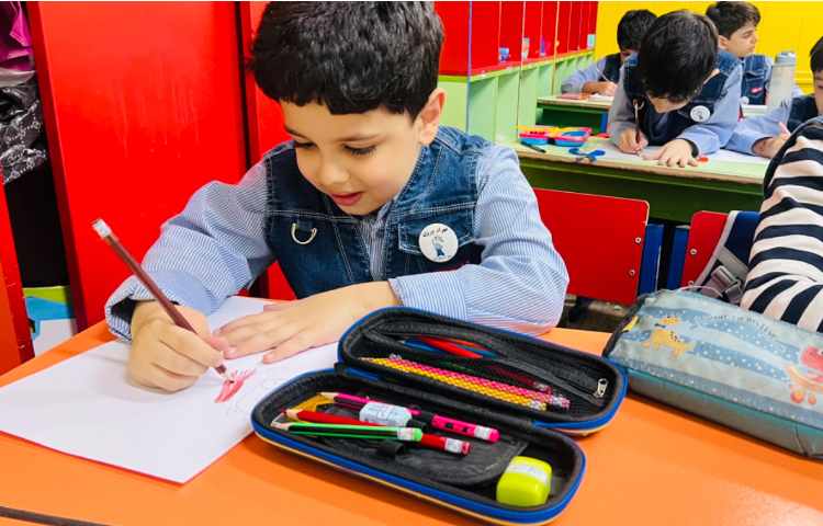 تصویرسازی میمون با انگشتان و اشکال هندسی 11