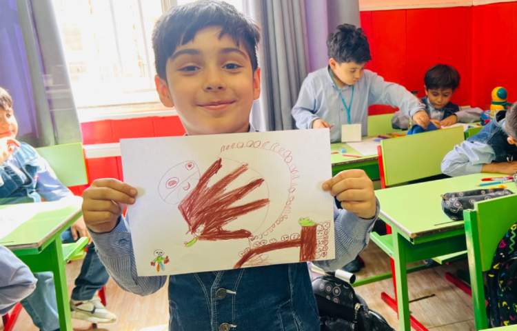 تصویرسازی میمون با انگشتان و اشکال هندسی 2