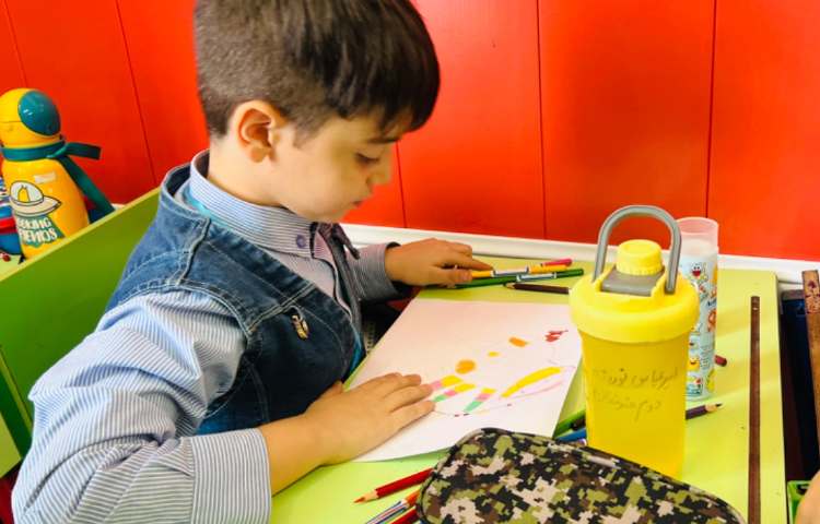 تصویرسازی میمون با انگشتان و اشکال هندسی 3