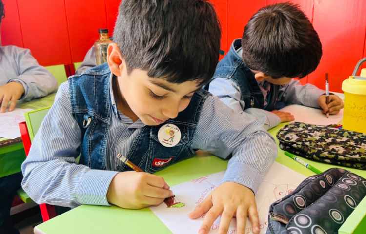 تصویرسازی میمون با انگشتان و اشکال هندسی 4