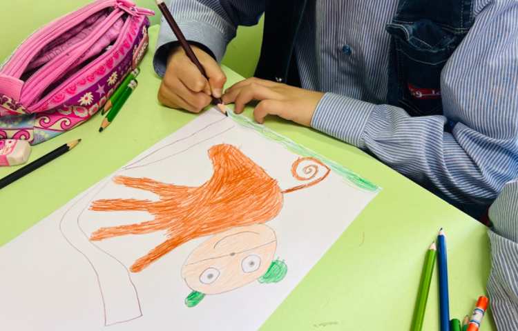 تصویرسازی میمون با انگشتان و اشکال هندسی 5