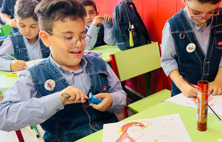 تصویرسازی میمون با انگشتان و اشکال هندسی 6