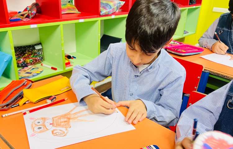 تصویرسازی میمون با انگشتان و اشکال هندسی 8