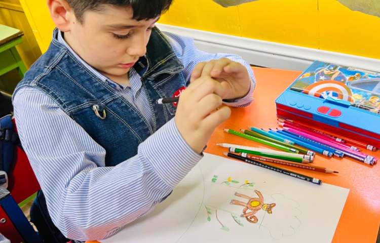 تصویرسازی میمون با انگشتان و اشکال هندسی 9