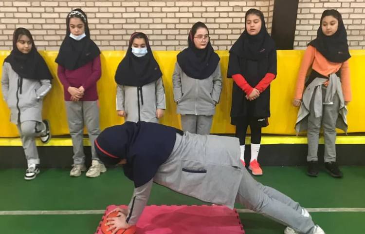 تعادل روی توپ بسکتبال 1