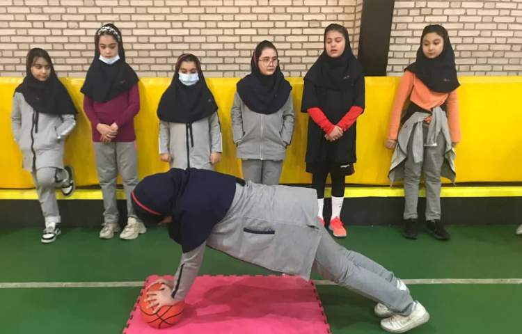 تعادل روی توپ بسکتبال 1