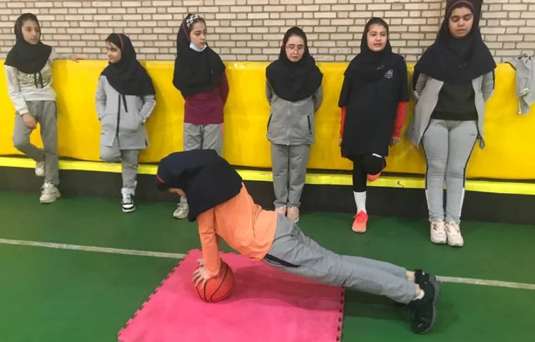 تعادل روی توپ بسکتبال