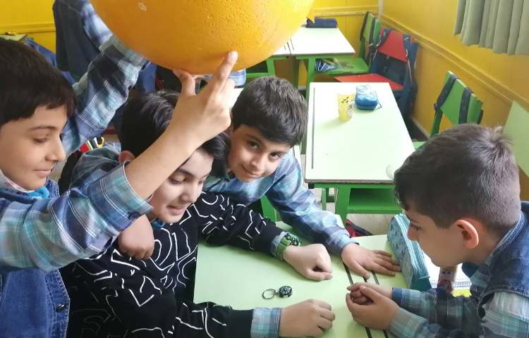 :تعیین جهت جغرافیایی با استفاده از قطب نما و طلوع خورشید در کلاس زمین 1