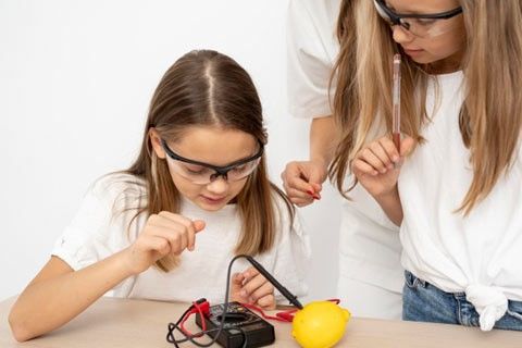 بیایید به تفاوت مدارس سنتی و مدارس هوشمند نگاهی بیندازیم