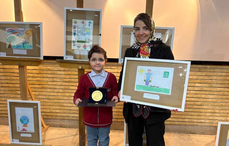 تقدیر از آثار منتخب نمایشگاه دو سالانه هنر 10