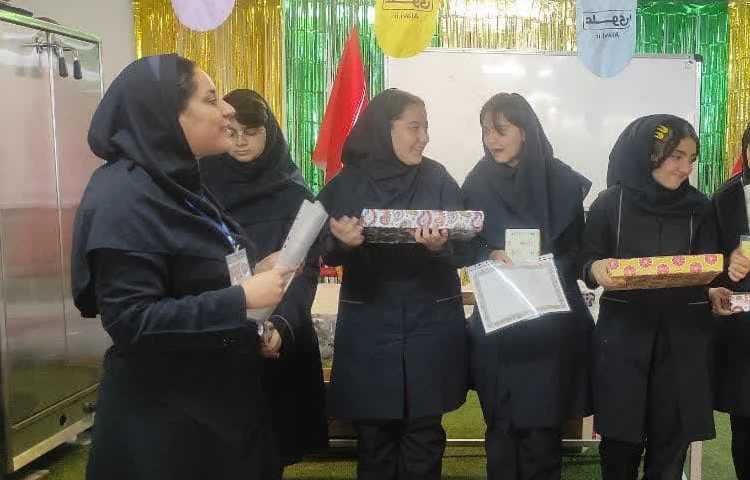 تقدیر از برندگان مسابقات علمی و فرهنگی 2