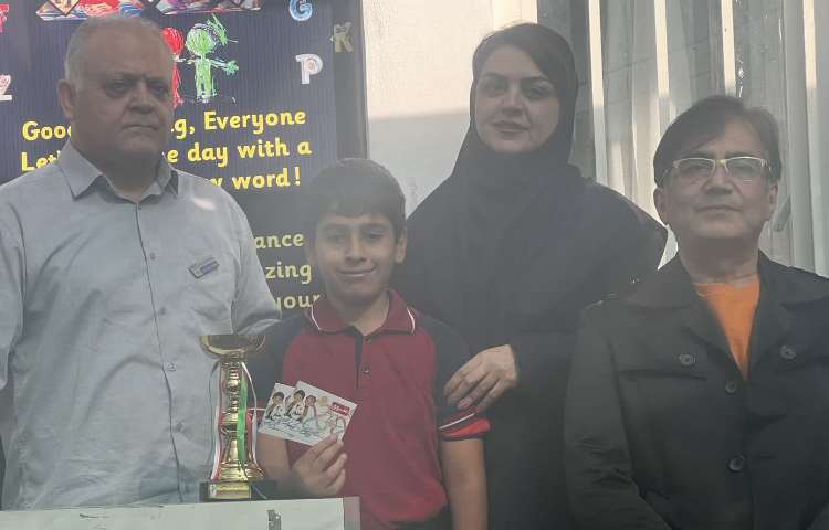 تقدیر از دانش اموز آراد گلی به عنوان بازیکن برتر فوتبال