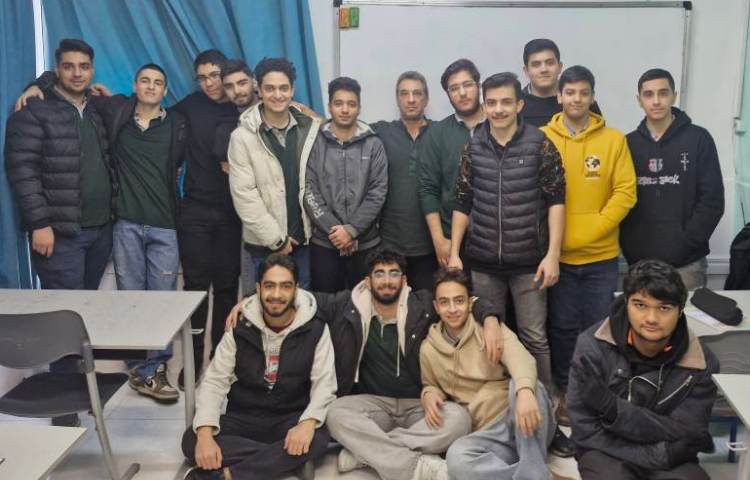 تقدیر از دانش‌اموز محمدپارسا رحمانی رتبه 1 کل آزمون پیشروی 2