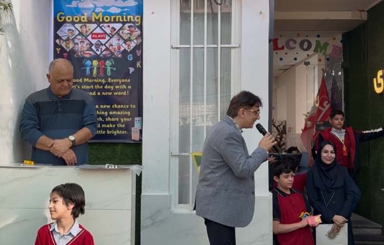 تقدیر از معلمین و تیم زبان به منظور انجام فعالیت‌های برتر و خلاقانه 4