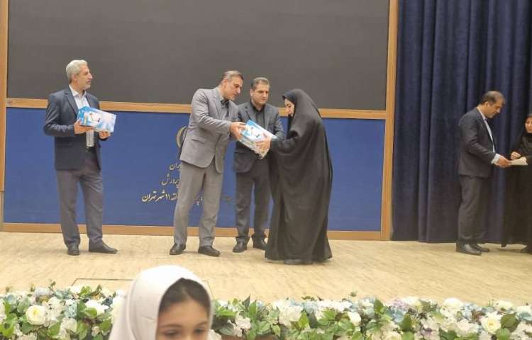 تقدیر از نفرات برتر قرآن و عترت و نوجوان سالم منطقه 11 3