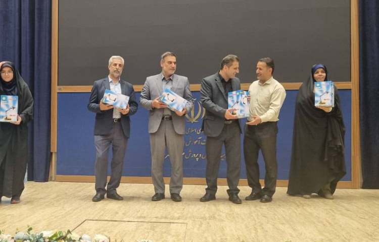 تقدیر از نفرات برتر قرآن و عترت و نوجوان سالم منطقه 11 3