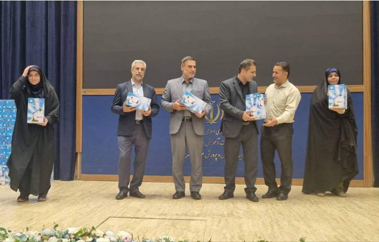 تقدیر از نفرات برتر قرآن و عترت و نوجوان سالم منطقه 11 4