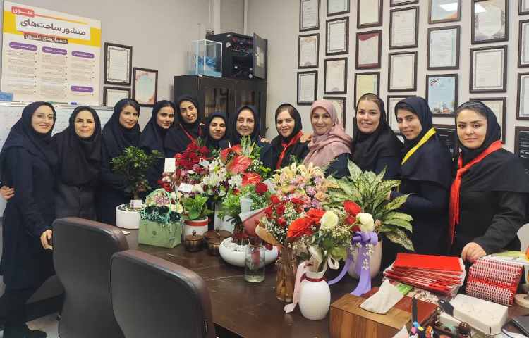 تقدیر پرسنل دبستان از مدیریت دبستان