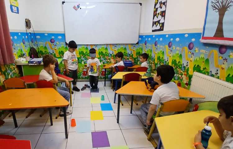 تقویت دقت و جهت‌یابی با لیوان‌های رنگی