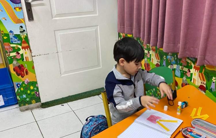 تقویت مهارت دست ورزی در کلاس زبان