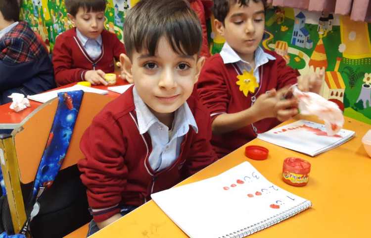 تقویت مهارت دست‌ورزی و تمرین اعداد یک تا سه-زنگ زبان عمومی 5