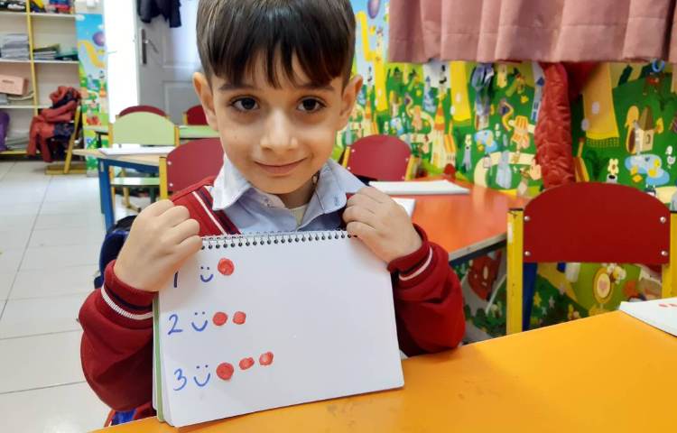 تقویت مهارت دست‌ورزی و تمرین اعداد یک تا سه-زنگ زبان عمومی