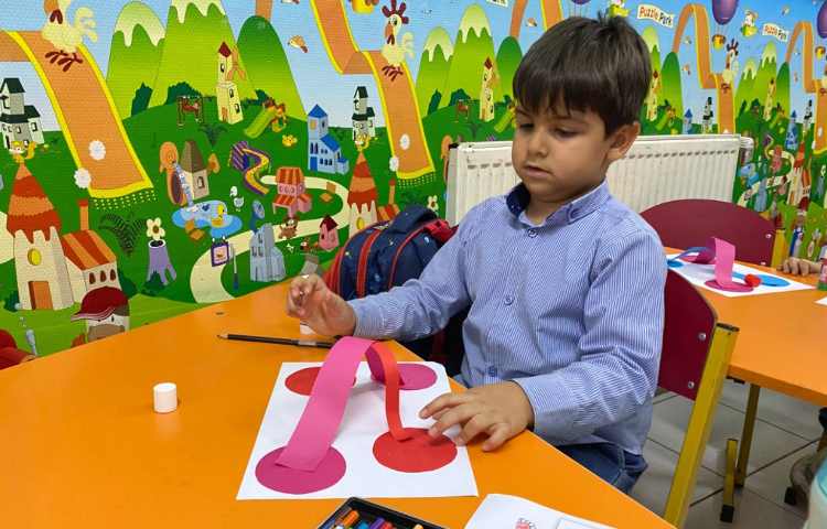 تقویت مهارت دست ورزی و مرور رنگ ها به زبان انگلیسی 1