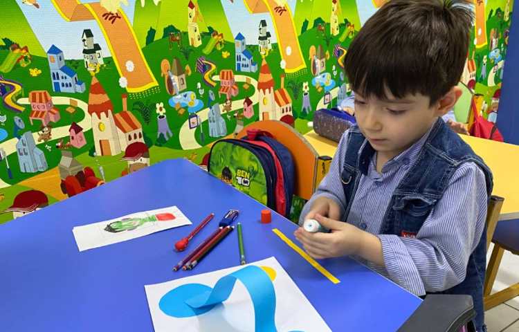 تقویت مهارت دست ورزی و مرور رنگ ها به زبان انگلیسی 5