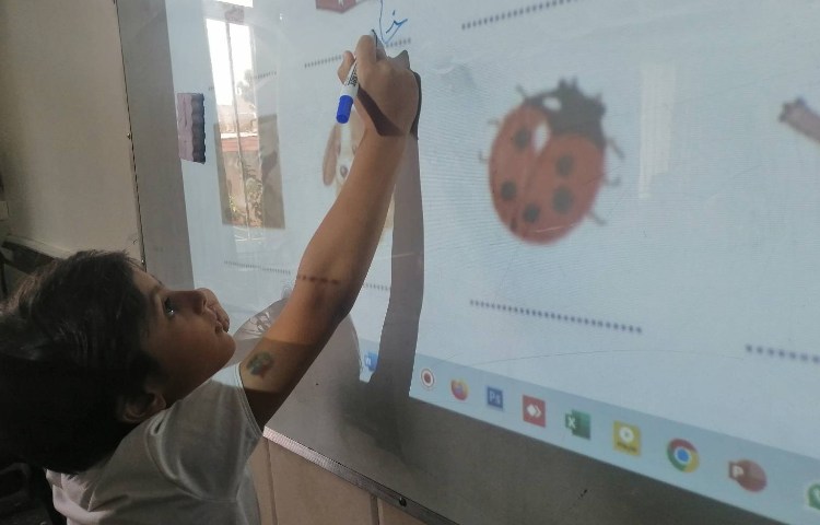 تقویت مهارت های املا نویسی با هدف تقویت دقت و تمرکز، تقویت هماهنگی بین چشم و دست در کلاس اجرا شد. 2