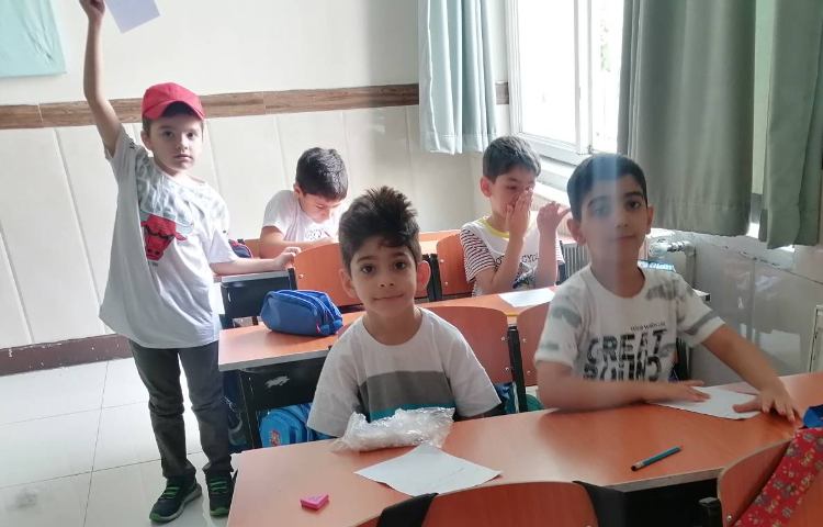 تقویت مهارت های املا نویسی با هدف تقویت دقت و تمرکز، تقویت هماهنگی بین چشم و دست در کلاس اجرا شد. 3