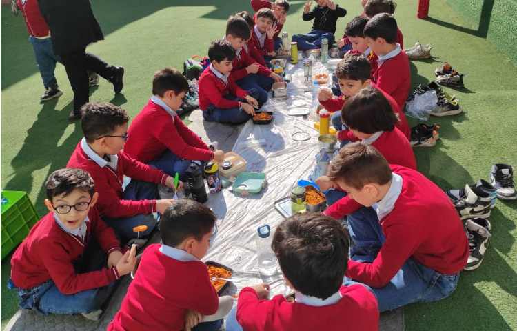 تقویت همکاری و همدلی در دانش آموزان یک ناهار دورهمی 3