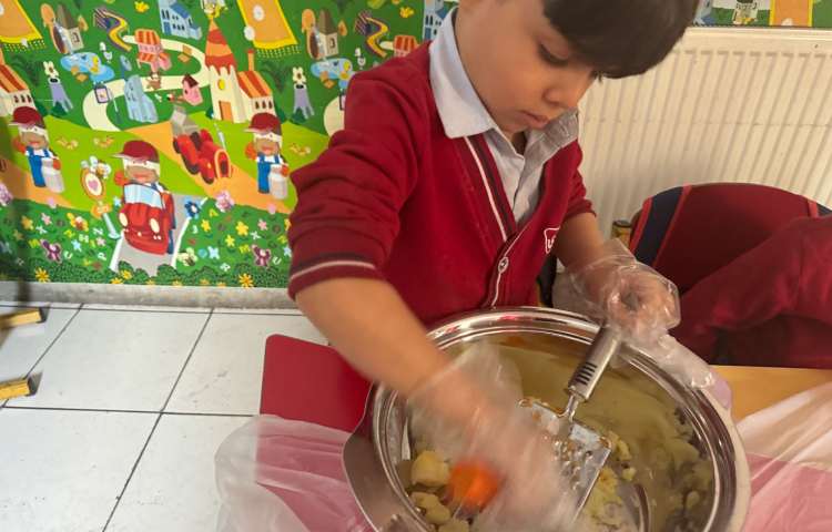 تلفیق خوانداری و ماهرشو: برای تثبیت نشانه (ر) و یادگیری استفاده از رنده الویه درست کردیم و بعد هم 2