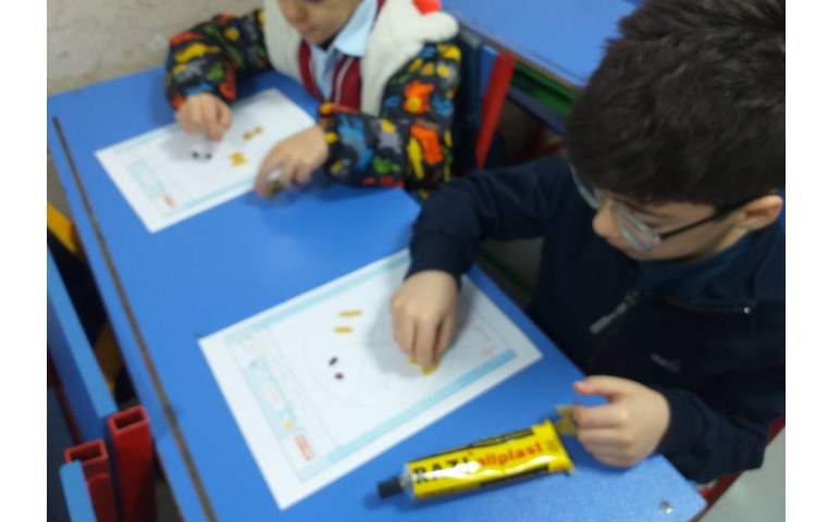 تلفیق درس علوم و ماهرشو ساخت کاردستی مراحل رشد پروانه با ماکارونی کلاس پیش 2 5