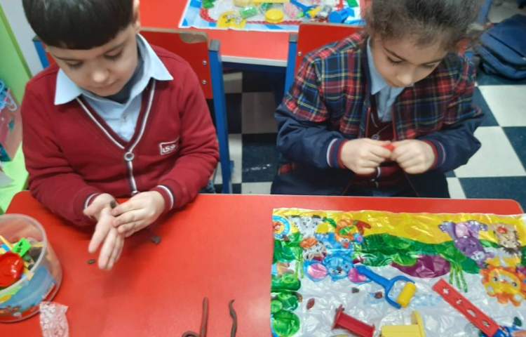 تلفیق ریاضی با خمیربازی در جهت تثبیت مبحث اعداد و تقویت مهارت دست ورزی در کلاس شاپرک 3