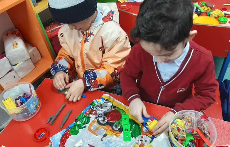 تلفیق ریاضی با خمیربازی در جهت تثبیت مبحث اعداد و تقویت مهارت دست ورزی در کلاس شاپرک 4